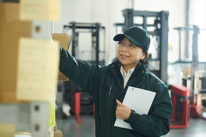 《稲沢市》週払いOK・工場内での精密部品の運搬作業スタッフ！（高...