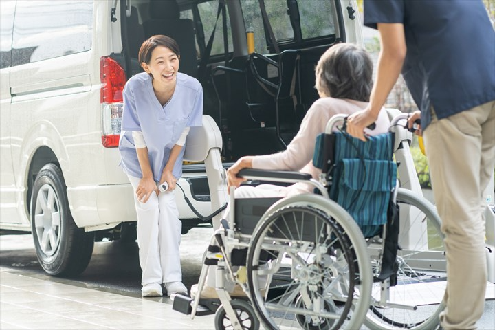 《新宿区》週払いOK・普通車でのデイサービス利用者の送迎ドライバ...